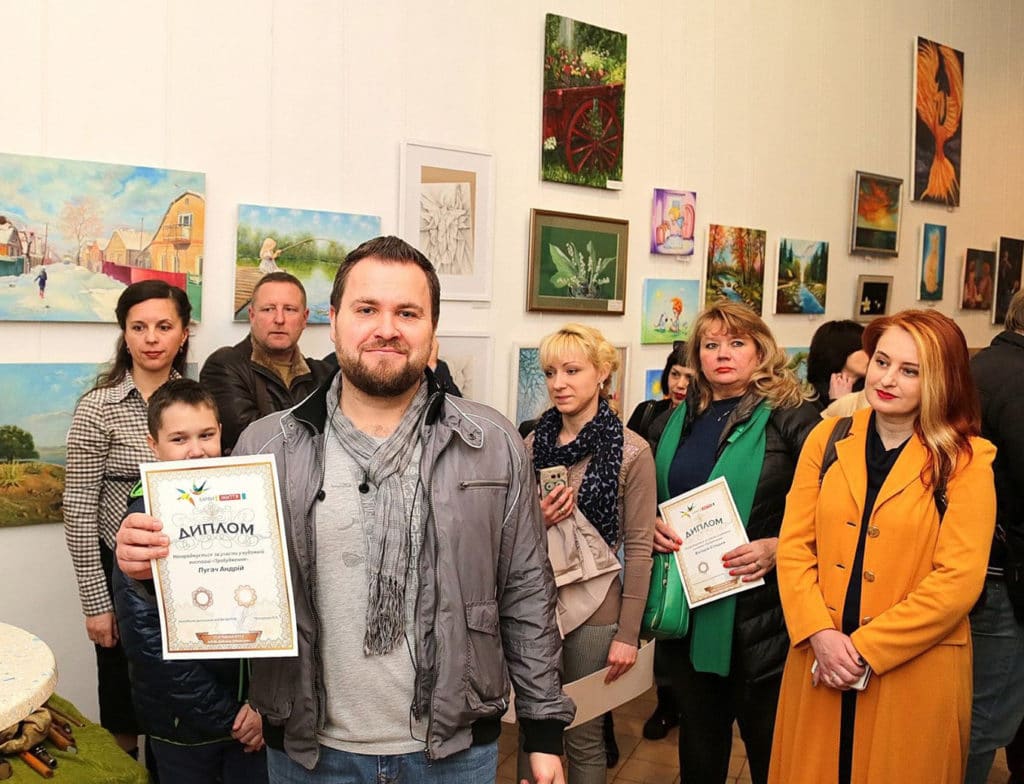 картины художника на выставке