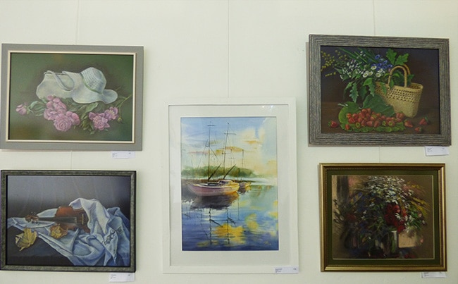 картины на выставке Art Week