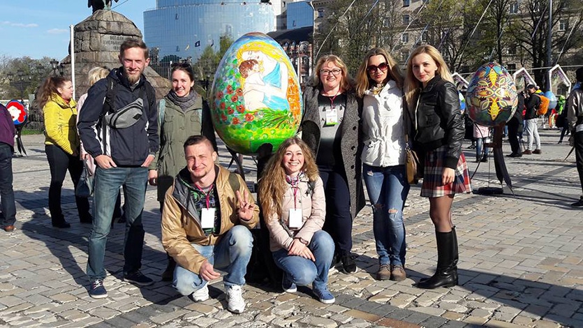 огромные писанки художников